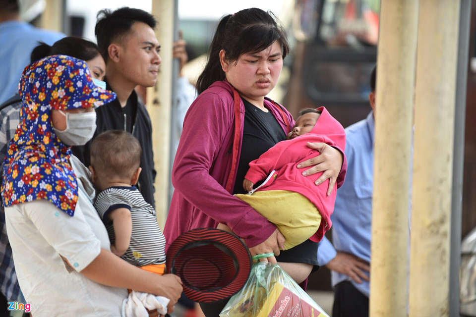 Tàu hỏa, xe khách chật cứng hành khách trở lại thành phố sau nghỉ lễ